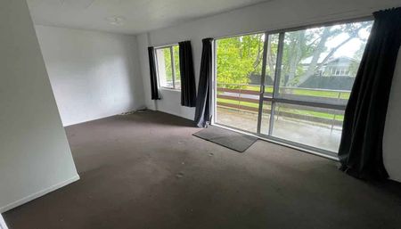 Stylish, refreshed one-bed living just minutes from the city - Photo 2