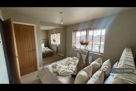 2 bedroom end of terrace house to rent - Photo 4