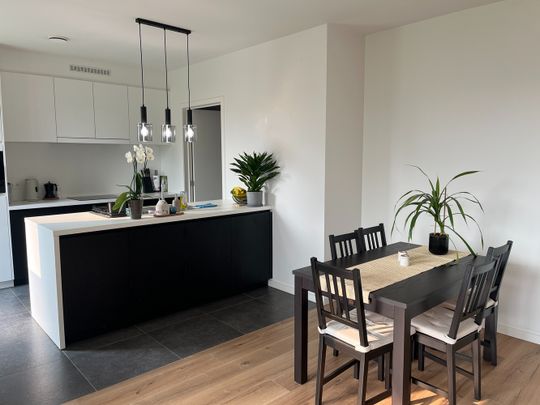 Modern afgewerkt "gelijkvloersappartement" met terras & tuin "Uniek in zijn afwerking en creatie van hoge plafonds . Elk app beschikt over 'eigen' zonnepanelen! - Photo 1
