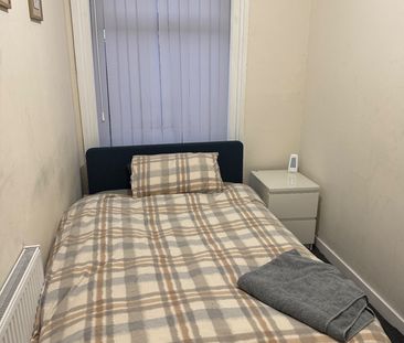 Room in a Shared House, Kings Road, OL6 - Photo 3