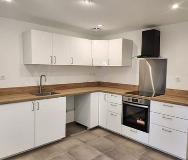 SAINT CHAMAS - Maison mitoyenne de 110m² rénovée à neuf - Photo 5