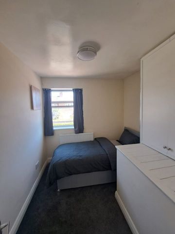 Room in a Shared House, Halliday Road, M40 - Photo 5