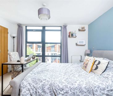 A bright one bedroom flat with a private balcony and underground pa... - Photo 1