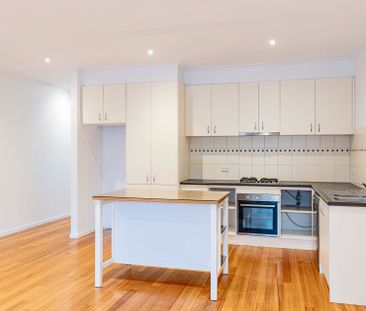 Spacious & Stylish Townhouse Living in Prime Ivanhoe - Photo 5