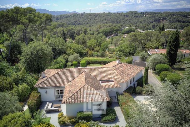 Location annuelle - Villa de luxe avec piscine et tennis proche Cannes - Photo 1