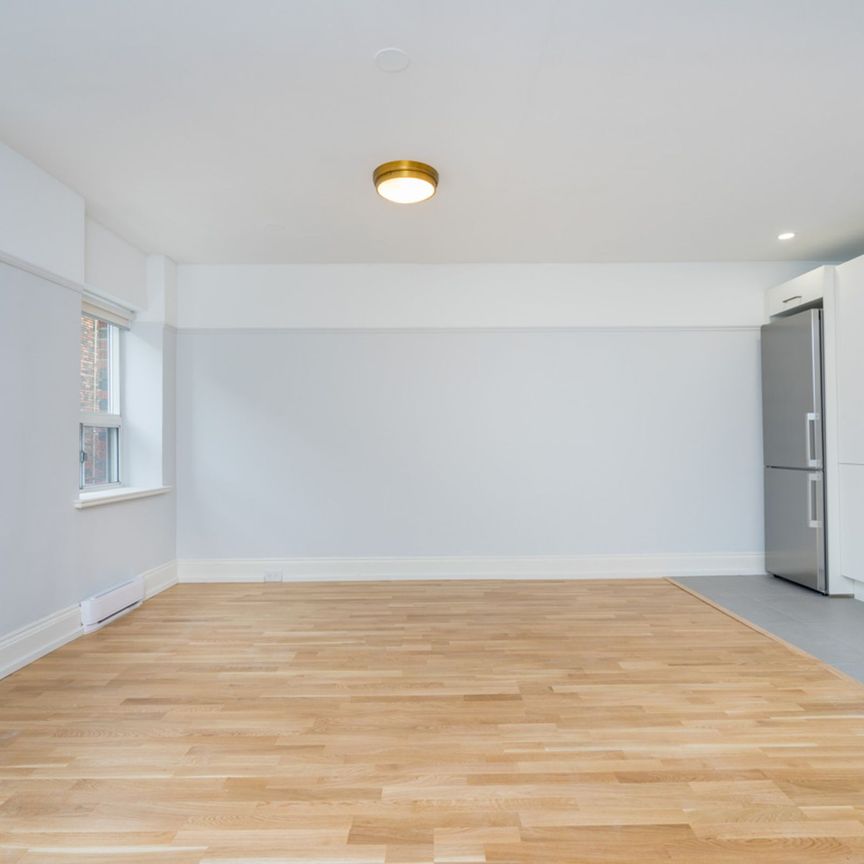 110 Oriole Parkway - Photo 1