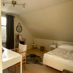 Rum i hus - kvinnlig student - Photo 2