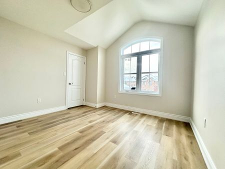 For Lease - 3682 Banff Court, Mississauga, Ontario - Photo 4