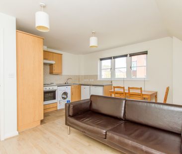 2 bed Apartment - To Let - Photo 4