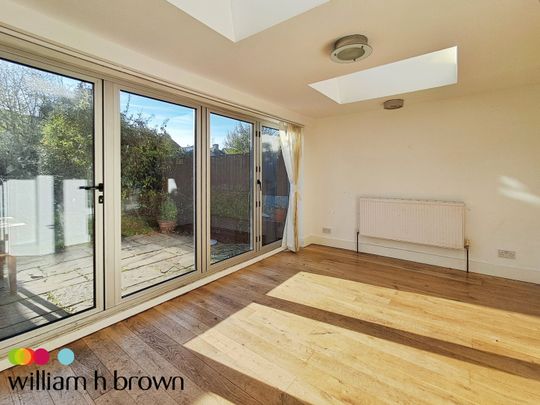 Robin Hood Road, Brentwood - Photo 1