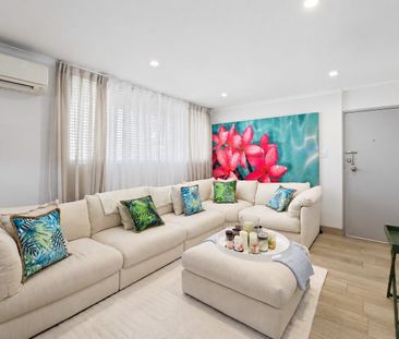 Beautifully Renovated Two-Bedroom Apartment in a Quiet Boutique Complex - Photo 1