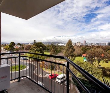 Secure 1 bedroom unit with city views - Photo 1