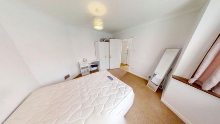 4 bedroom semi-detached house to rent - Photo 2