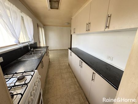 Ideal Family Home - Photo 3