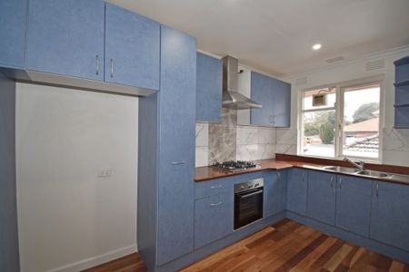 Spacious Apartment in the Heart of Bentleigh - Photo 4