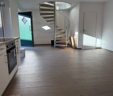 Hofromantik! Stilvolle Maisonettewohnung mit eigenem Eingang in län... - Foto 1