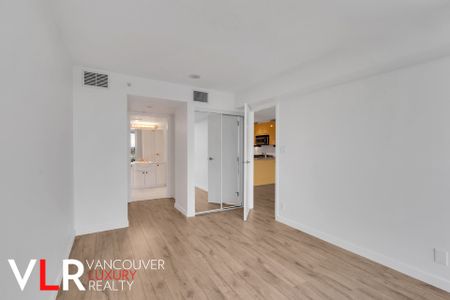 Condo in North Vancouver, BC - Photo 5