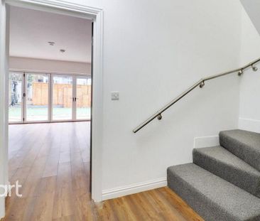 3 bedroom flat to rent - Photo 4