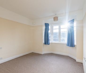 Available unfurnished now - Photo 4