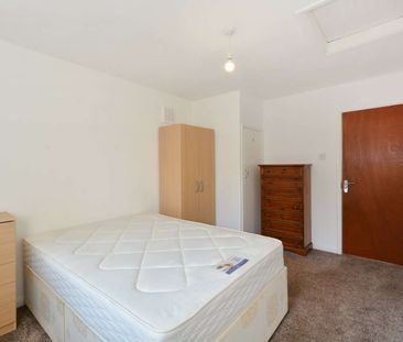 Spacious five bedroom period property in an excellent location. - Photo 6