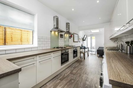 Large, Modern En-Suite Loft Room - Photo 3