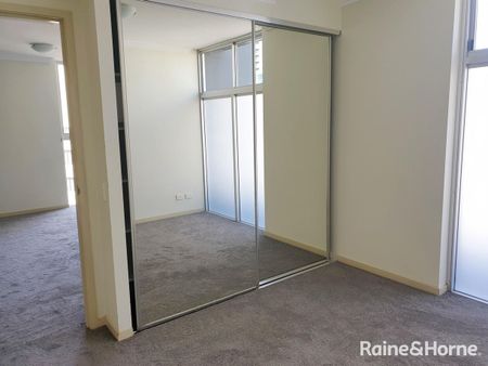 Great Location - Walk to Everything! - Photo 5