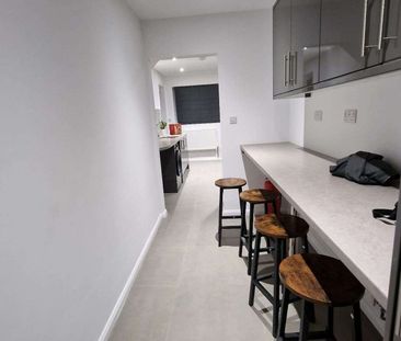 NO DEPOSIT Newly Refurbished 4-BEDROOM HOUSE TO RENT - Photo 1