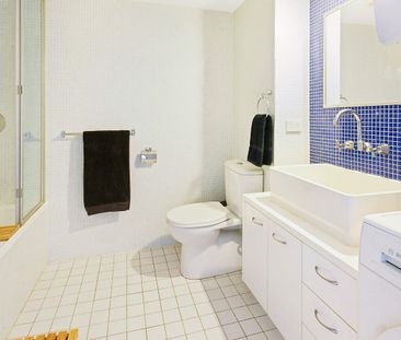 Spacious, Modern Apartment in Central Location - Photo 6