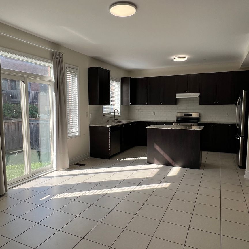 For Lease - 1018 Wilbur Pipher Circle, Newmarket, Ontario - Photo 1