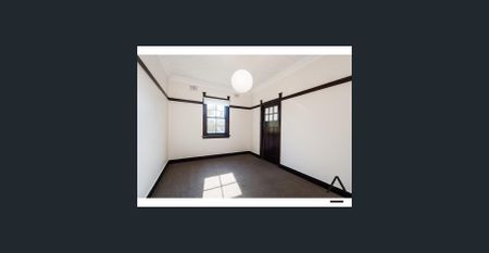 Two Bedroom Art-Deco Apartment - Photo 2