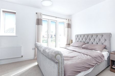 4 bedroom House in Robert Parker Road, Reading - Photo 4