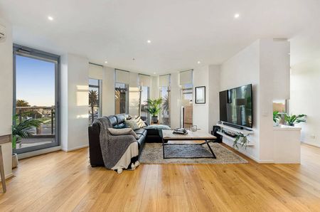 Light-Filled Apartment in Prime Beachside Location - Photo 4