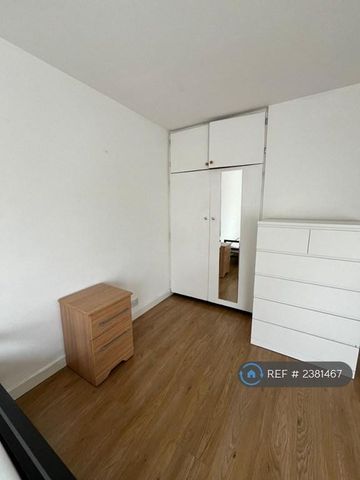 1 bedroom in a flat share to rent - Photo 2