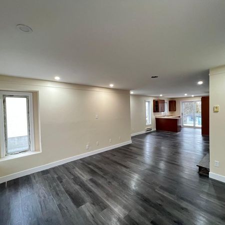 5 ½ entièrement rénové sur 2 niveaux – Quartier paisible – 2 stationnements – Disponible maintenant Situé au 611 rue Gérard-Proulx à Saint-Eustache, - Photo 3