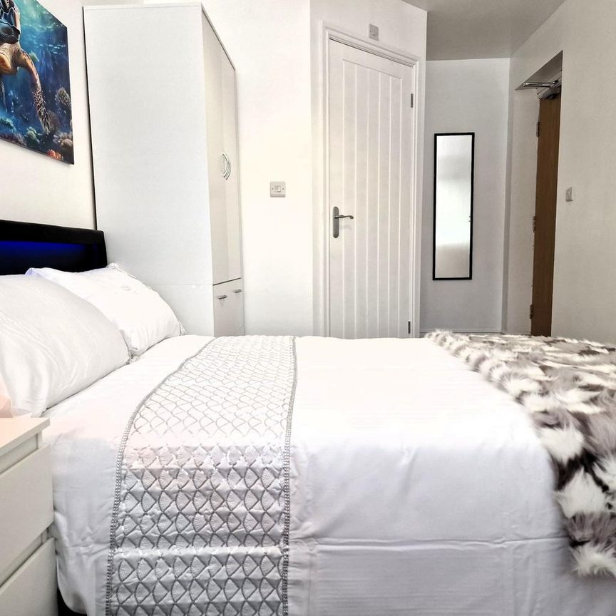 1 bedroom in a house share to rent - Photo 1