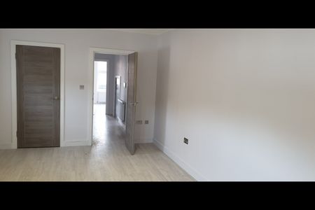 1 Bed Flat, Cairns Road, SW11 - Photo 3