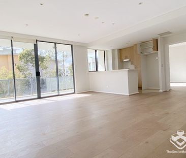 Quiet east facing and timber floor apartment - Photo 1