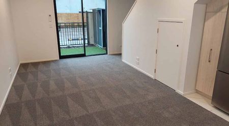 Modern One-Bedroom Townhouse – Prime Location - Photo 5