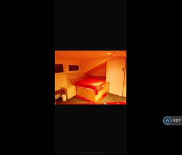 4 bedroom semi-detached house to rent - Photo 3