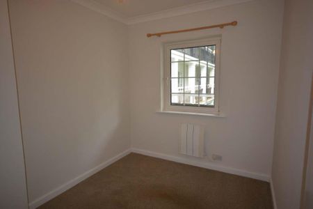 Drummond Gardens, Epsom, Surrey, KT19 8RP - Photo 3