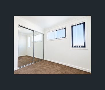 Spacious 4-Bedroom Family Home – Walk to Station, Schools, Shopping... - Photo 2