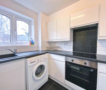 Ascot Court, Aldershot, Hampshire, GU11 - Photo 4