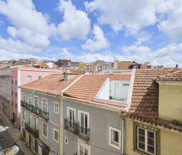 Room in a shared 4-bedroom apartment for rent in Lisbon. - Photo 2