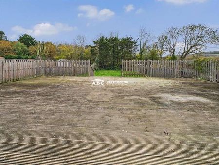 Edgwarebury Lane, Edgware, HA8 - Photo 2