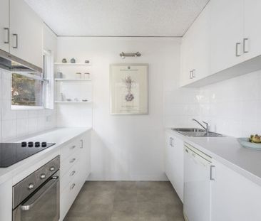 Fully Furnished Bright And Airy Boutique Apartment - Photo 4