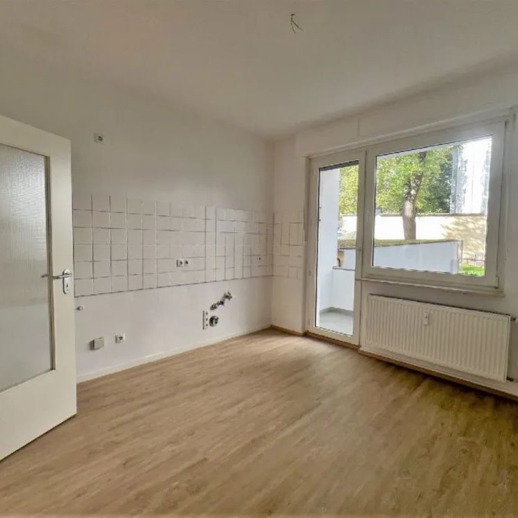 Helle 3-Zimmer-Erdgeschosswohnung mit Balkon in gepflegtem Mehrfamilienhaus - Photo 1