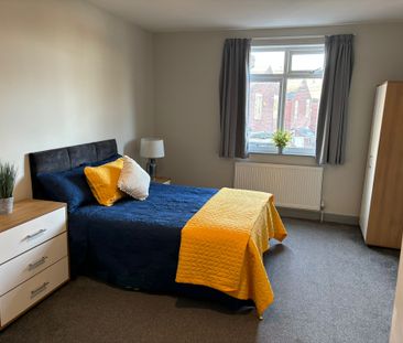 Large, Ensuite Room with Kitchenette- Room 4, Balby Road, DN4 - Photo 3