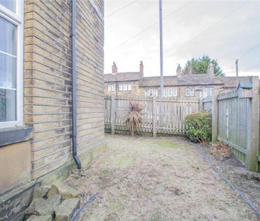 2 bedroom end of terrace house to rent - Photo 3