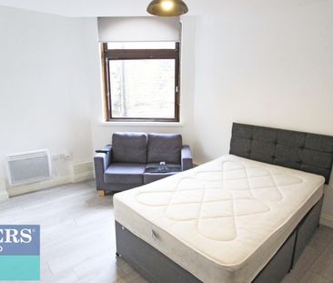 1 bedroom Flat To Let - Photo 2
