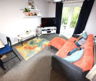 2 bedroom Flat in Flat 8, Leeds - Photo 3